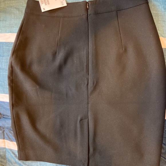 H&M black short skirt - Size 6 - Picture 2 of 3